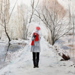 bonnet rouge, écharpe rouge, étang, Femme, forêt, galerie venturini, JJV, manteau gris, neige, parapluie transparent, rives
