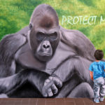 Tableau Protect me! Protection des gorilles, hommage à Dian Fossey - huile sur toile encadrée, créé par Jean-Jacques Venturini, artiste peintre à Antibes. Dian Fossey, République démocratique du Congo, gorilles de montagne, San Francisco, zoologiste, primatologue américaine.