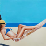 Admirez cette toile peinte à la main et laissez-vous envahir par le calme qu'elle dégage. Cette femme profitant de la plage allongée dans son hamac.. Détente...